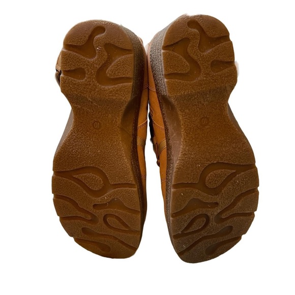 Fur lined Suede Chunky Tan Platform boots by the brand “Identity” - Picture 4 of 4